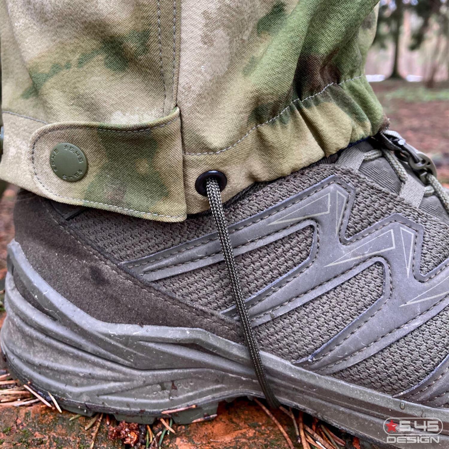 A removable cord made of paracord prevents the leg from being pulled up.